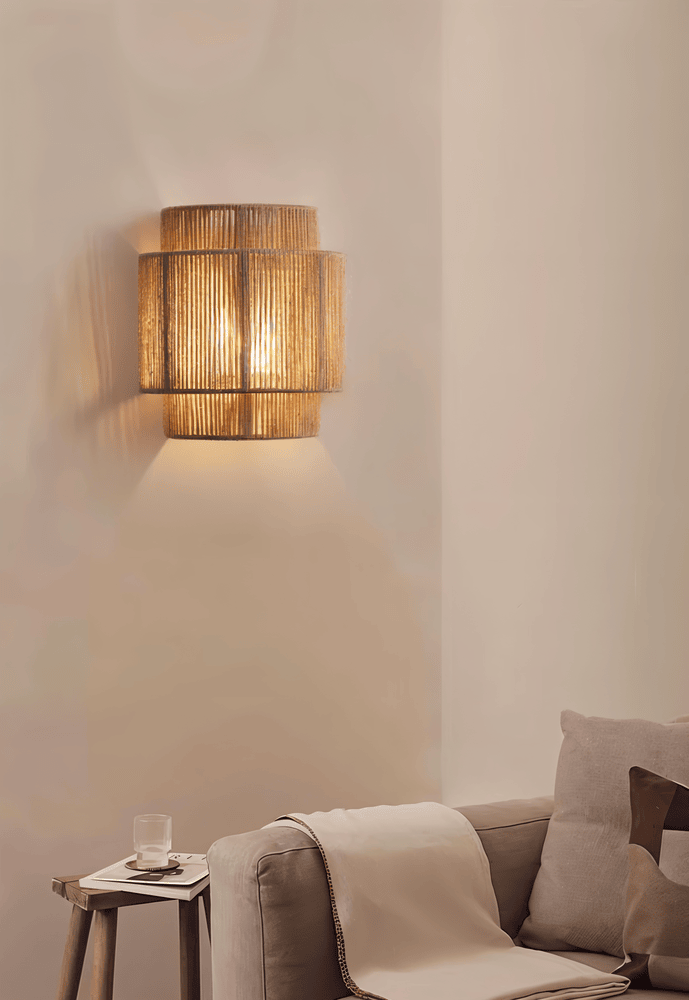 Rattan-væglampe med skærm af hampereb - naturligt lys og autentisk charme