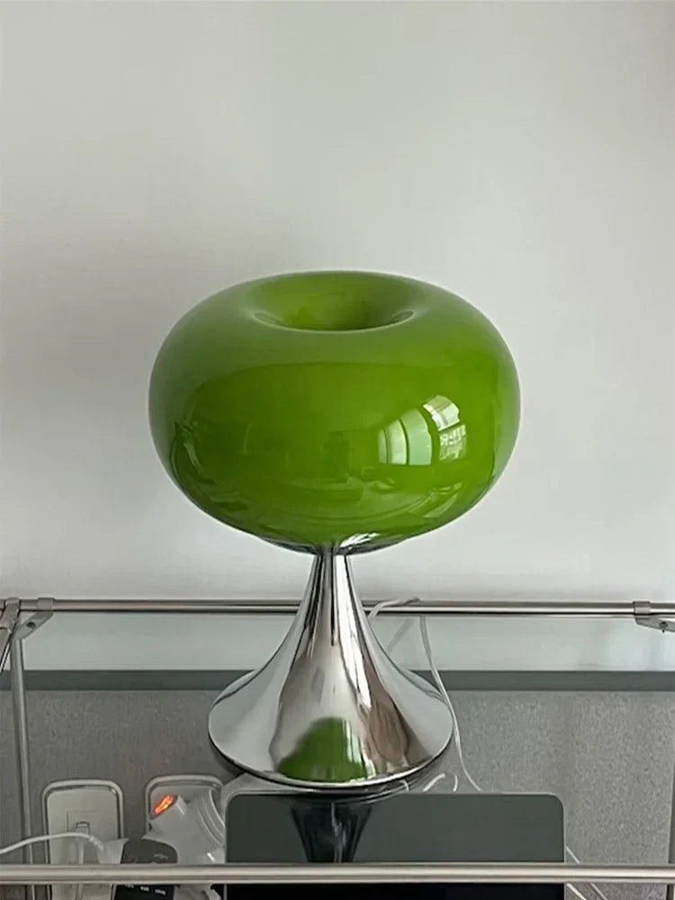 Bauhaus-tyylinen vintage-pöytälamppu 