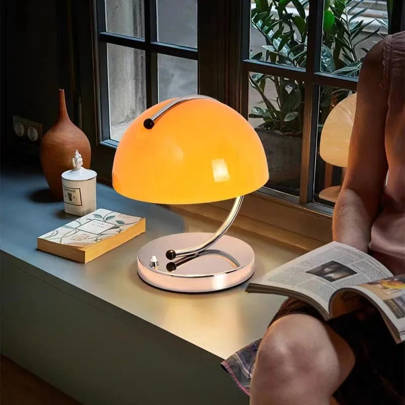 Lampa Stołowa w Stylu Skandynawskim ze Szkła – Elegancja i Nowoczesność 