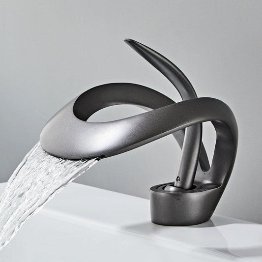 Moderní koupelnová baterie – zakřivený a elegantní design 