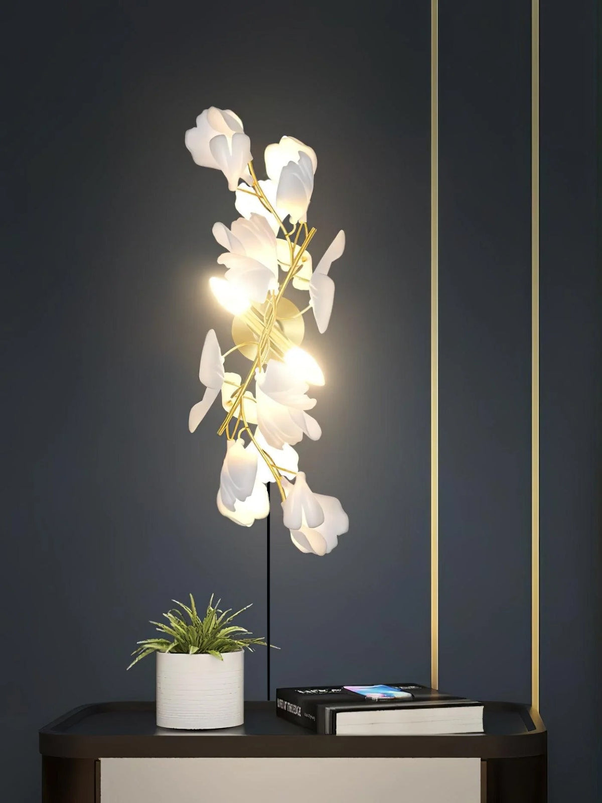 Lampă de perete florală - Eleganță aurie și lumină moale