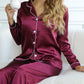 Sandra | Glänsande Pyjamas – Nattens Elegans Och Delikat Beröring 