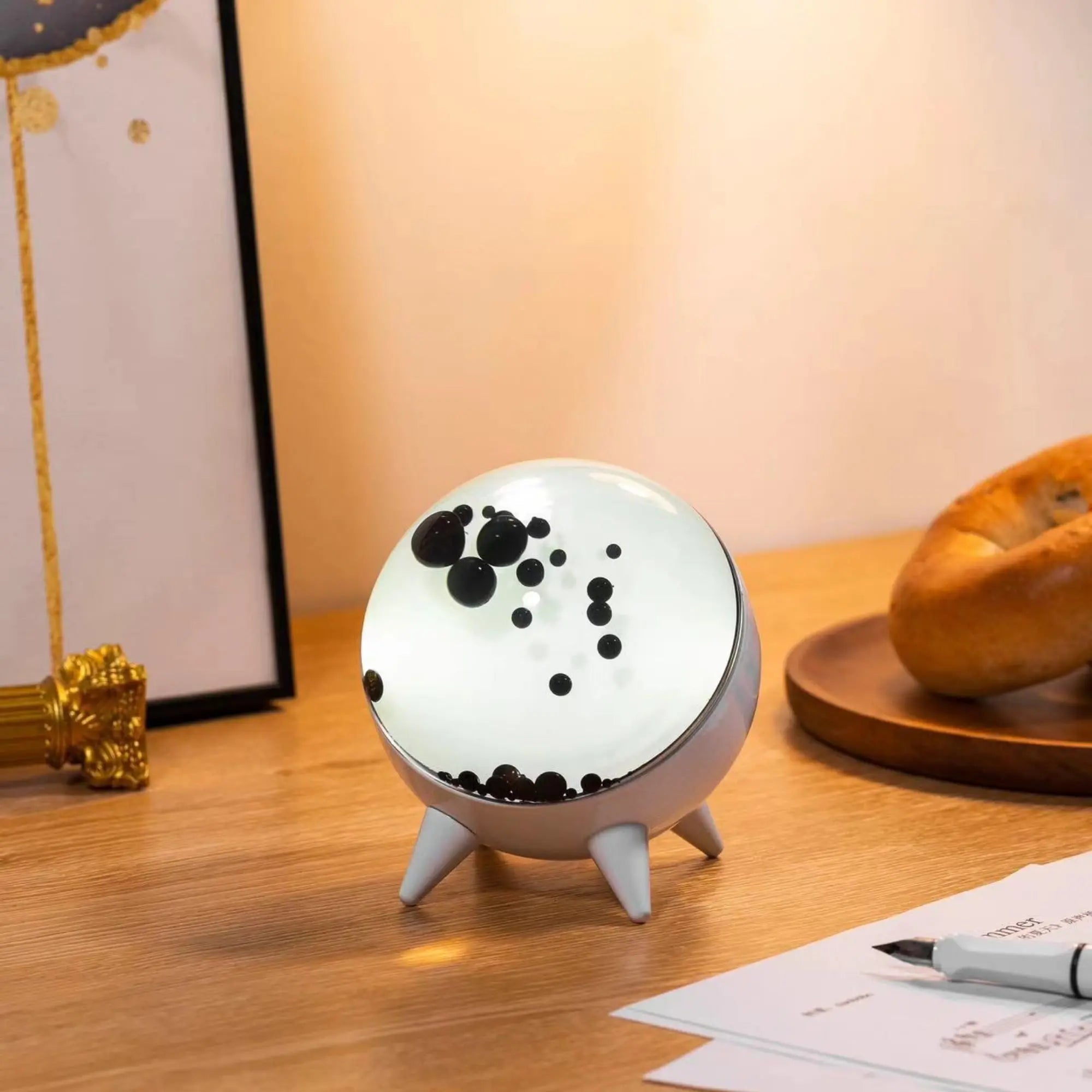 Interaktywna Lampa Dekoracyjna – Gra Świateł i Unikalny Design 