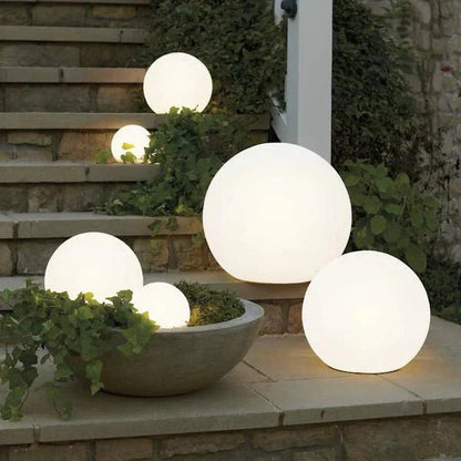 Lámpara Esférica Exterior Sin Cable – Iluminación Nómada y Elegante 