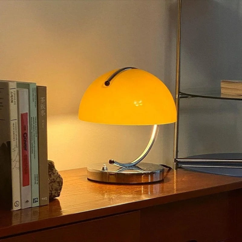 Lampa Stołowa w Stylu Skandynawskim ze Szkła – Elegancja i Nowoczesność 