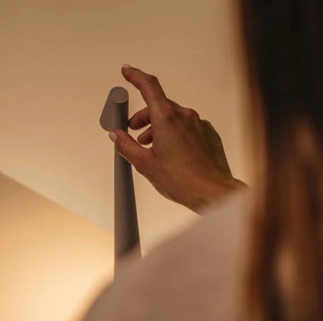 Draadloze LED Tafellamp – Minimalistisch en Elegant Ontwerp 