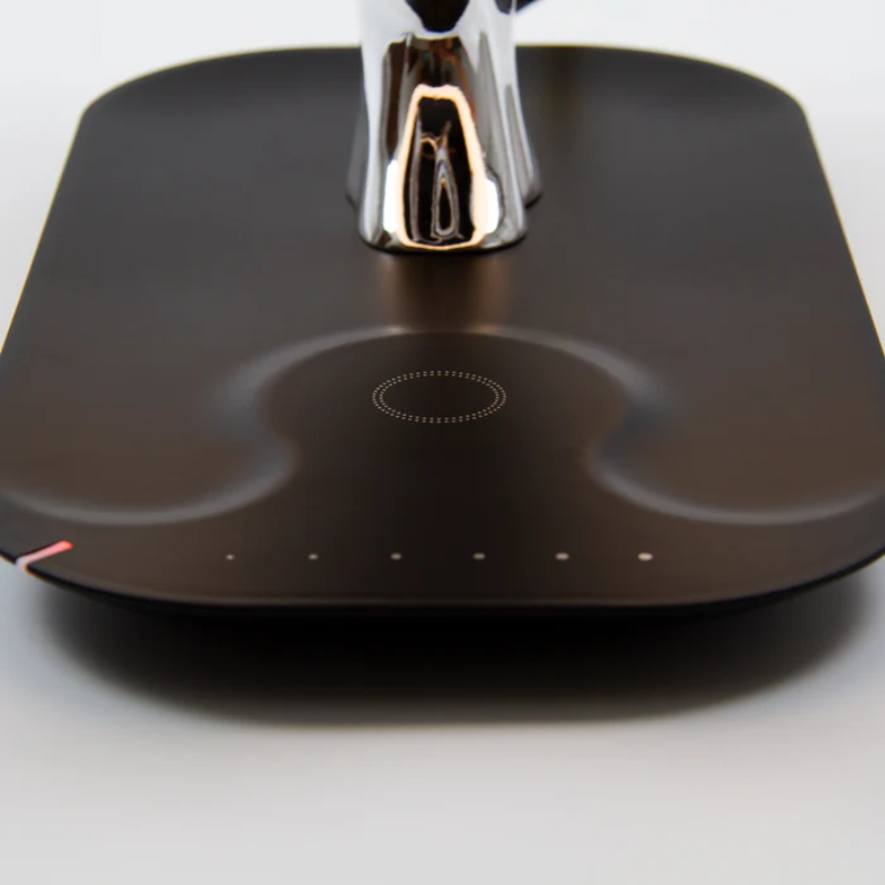 Lámpara Multifuncional— Luz LED, Cargador Inalámbrico y Audio Bluetooth 