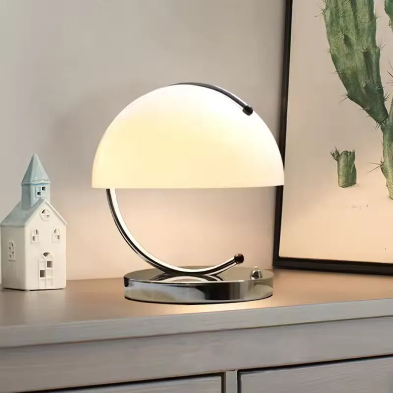 Lampa Stołowa w Stylu Skandynawskim ze Szkła – Elegancja i Nowoczesność 