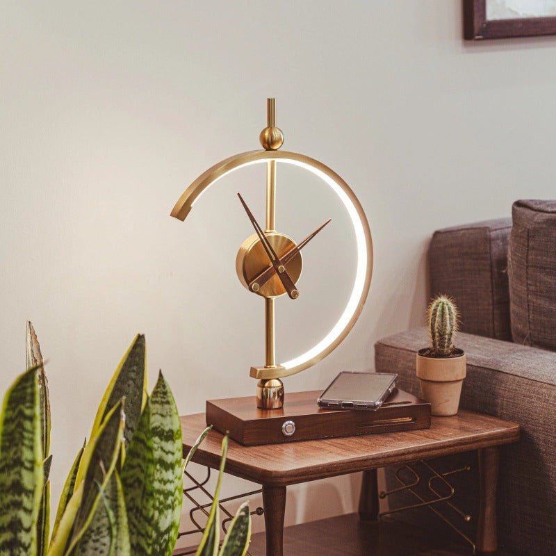 Bordslampa med klocka och trådlös laddare – Modern och praktisk design 